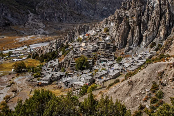 Manang Vadisi ve Annapurna dağlarının panoramik manzarası. Annapurna gezisi, Nepal