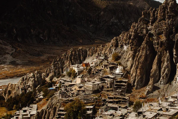 Manang Vadisi ve Annapurna dağlarının panoramik manzarası. Annapurna gezisi, Nepal