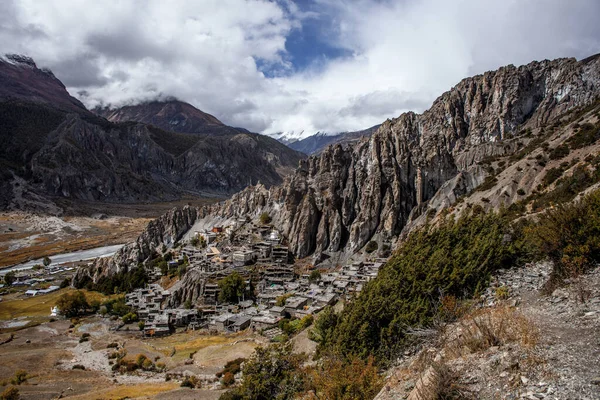 Manang Vadisi ve Annapurna dağlarının panoramik manzarası. Annapurna gezisi, Nepal