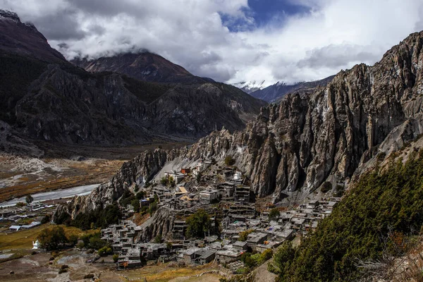 Manang Vadisi ve Annapurna dağlarının panoramik manzarası. Annapurna gezisi, Nepal