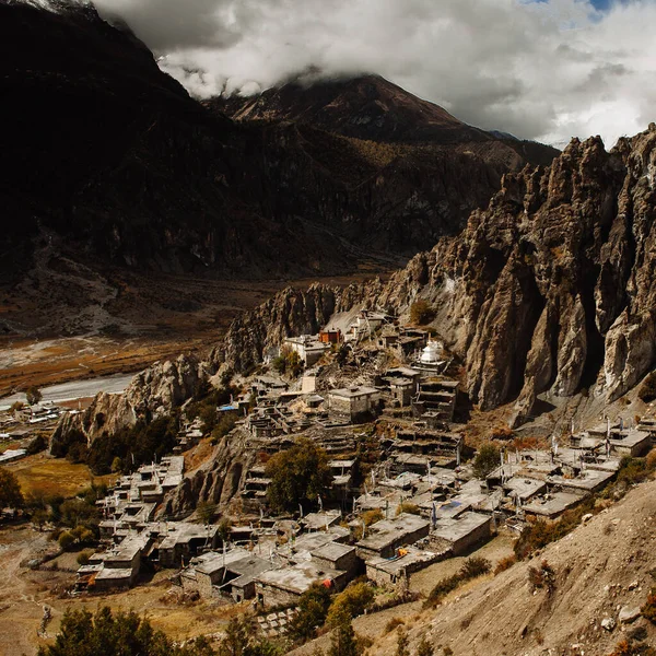 Manang Vadisi ve Annapurna dağlarının panoramik manzarası. Annapurna gezisi, Nepal