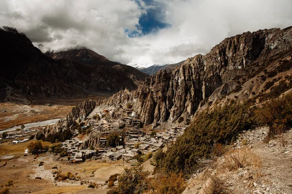 Manang Vadisi ve Annapurna dağlarının panoramik manzarası. Annapurna gezisi, Nepal