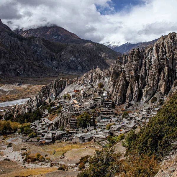 Manang Vadisi ve Annapurna dağlarının panoramik manzarası. Annapurna gezisi, Nepal
