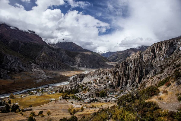 Manang Vadisi ve Annapurna dağlarının panoramik manzarası. Annapurna gezisi, Nepal