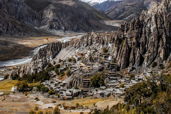 Manang Vadisi ve Annapurna dağlarının panoramik manzarası. Annapurna gezisi, Nepal