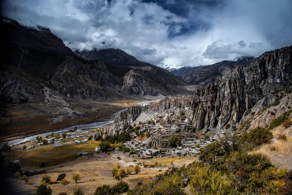 Manang Vadisi ve Annapurna dağlarının panoramik manzarası. Annapurna gezisi, Nepal