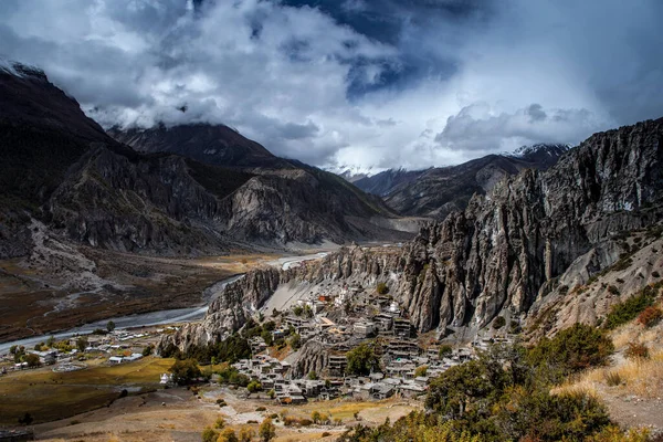 Manang Vadisi ve Annapurna dağlarının panoramik manzarası. Annapurna gezisi, Nepal