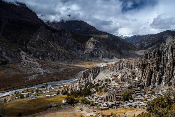 Manang Vadisi ve Annapurna dağlarının panoramik manzarası. Annapurna gezisi, Nepal