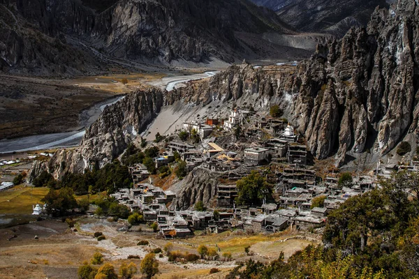 Manang Vadisi ve Annapurna dağlarının panoramik manzarası. Annapurna gezisi, Nepal