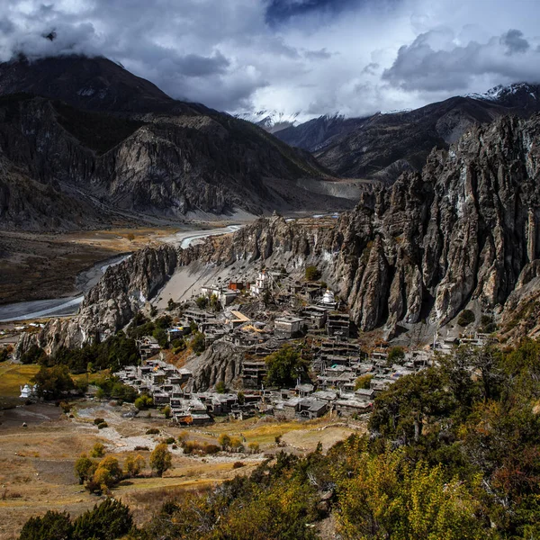 Manang Vadisi ve Annapurna dağlarının panoramik manzarası. Annapurna gezisi, Nepal