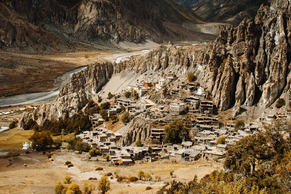 Manang Vadisi ve Annapurna dağlarının panoramik manzarası. Annapurna gezisi, Nepal