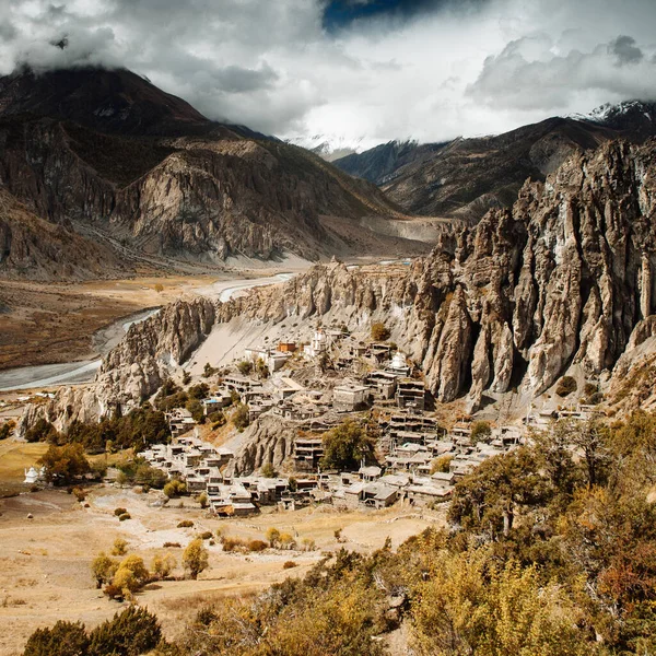 Manang Vadisi ve Annapurna dağlarının panoramik manzarası. Annapurna gezisi, Nepal