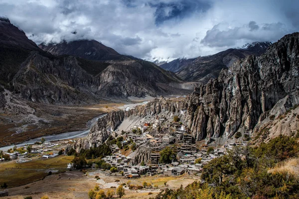 Manang Vadisi ve Annapurna dağlarının panoramik manzarası. Annapurna gezisi, Nepal