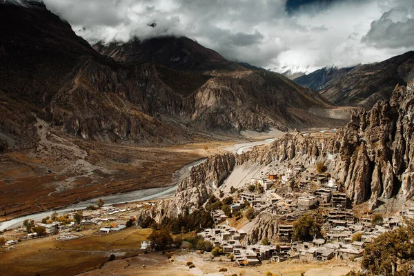 Manang Vadisi ve Annapurna dağlarının panoramik manzarası. Annapurna gezisi, Nepal