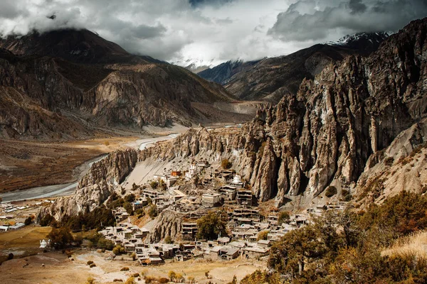 Manang Vadisi ve Annapurna dağlarının panoramik manzarası. Annapurna gezisi, Nepal