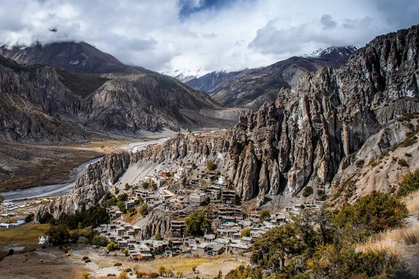 Manang Vadisi ve Annapurna dağlarının panoramik manzarası. Annapurna gezisi, Nepal