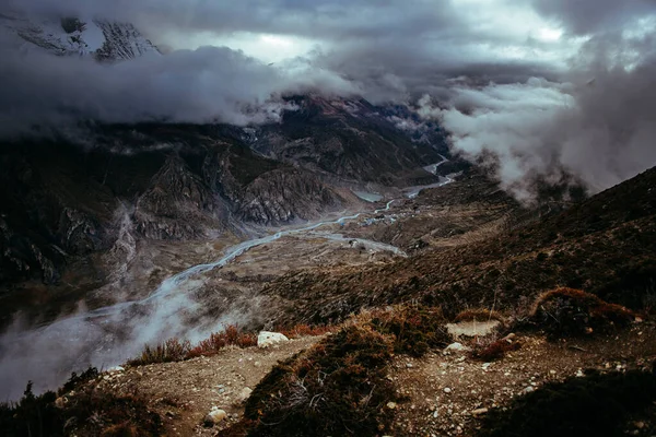 Manang Vadisi ve Annapurna dağlarının panoramik manzarası. Annapurna gezisi, Nepal