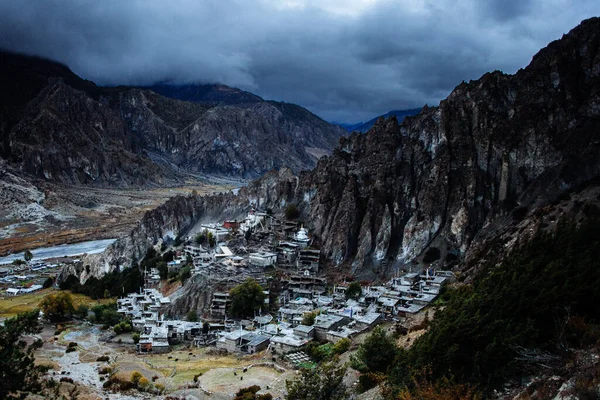 Manang Vadisi ve Annapurna dağlarının panoramik manzarası. Annapurna gezisi, Nepal
