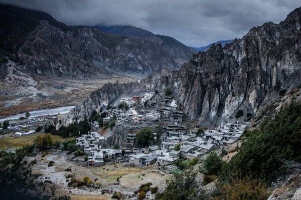 Manang Vadisi ve Annapurna dağlarının panoramik manzarası. Annapurna gezisi, Nepal