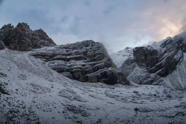 Thorong la Pass 'taki kar dağı sahnesi, Annapurna Koruma Alanı, Nepal
