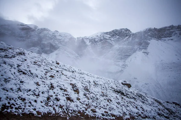 Thorong la Pass 'taki kar dağı sahnesi, Annapurna Koruma Alanı, Nepal