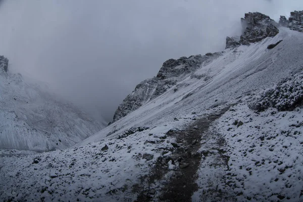 Thorong la Pass 'taki kar dağı sahnesi, Annapurna Koruma Alanı, Nepal