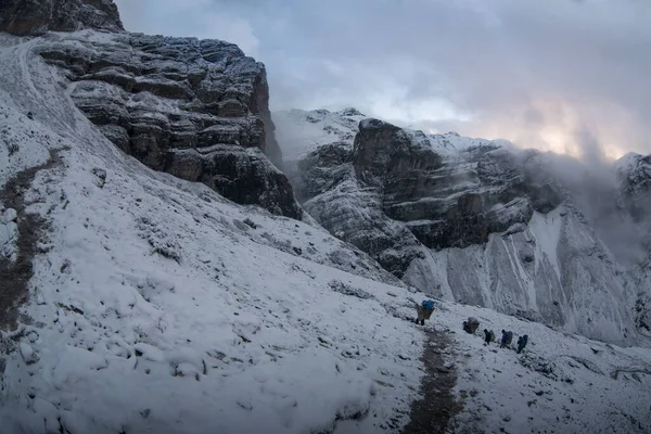 Thorong la Pass 'taki kar dağı sahnesi, Annapurna Koruma Alanı, Nepal