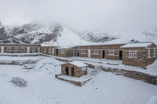 Thorong La Nepal 'deki ana kampı geçti.