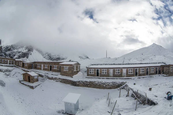 Thorong La Nepal 'deki ana kampı geçti.