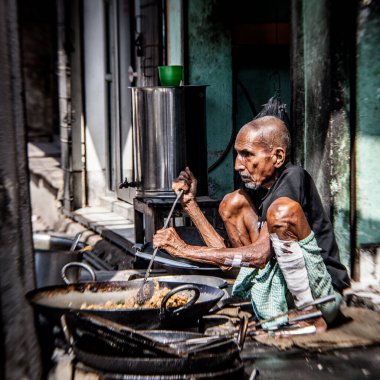 VARANASI, INDIA - NOVEMBER 2 - Tanımlanamayan adam 2 Kasım 2013 'te Varanasi' deki sokak restoranında yemek pişirdi.