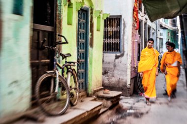 VARANASI, INDIA - 29 Ekim 2013: Varanasi 'de sokakta kimliği belirsiz Hintli genç Sadhu. Uttar Pradesh, Hindistan