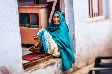 VARANASI - 22 Kasım 2012 'de Hindistan' ın Uttar Pradesh eyaletinin Varanasi şehrinde kutsal Varanasi kasabasının sokaklarında kimliği belirlenemeyen Hindu kadın