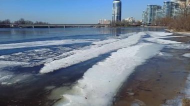 Kyiv 'deki Metro Köprüsü, Dnipro Nehri manzarası
