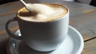 Ahşap masada taze aromalı cappuchino kahve.