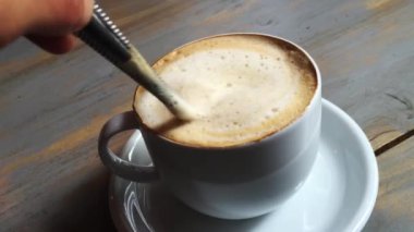 Ahşap masada taze aromalı cappuchino kahve.