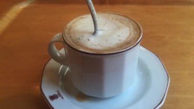Ahşap masada taze aromalı cappuchino kahve.