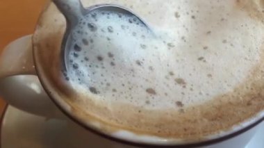 Ahşap masada taze aromalı cappuchino kahve.