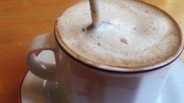 Ahşap masada taze aromalı cappuchino kahve.