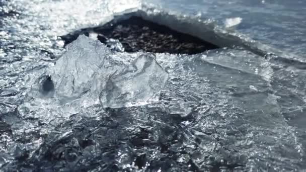 Lkbaharın Başlarında Nehirde Eriyen Buz — Stok video