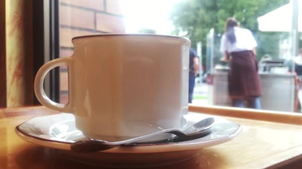 Ahşap Masada Taze Aromalı Cappuchino Kahve — Stok video