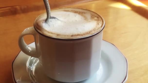 Café Fresco Sabroso Aromático Cappuchino Mesa Madera — Vídeos de Stock