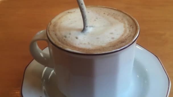 Café Fresco Sabroso Aromático Cappuchino Mesa Madera — Vídeo de stock
