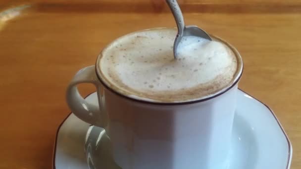 Färsk Välsmakande Aromatisk Cappuchino Kaffe Träbord — Stockvideo