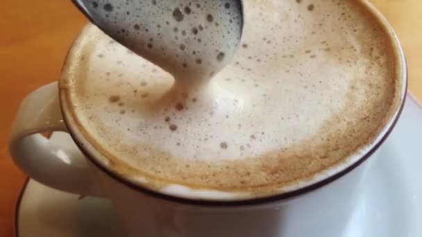 Ahşap Masada Taze Aromalı Cappuchino Kahve — Stok video