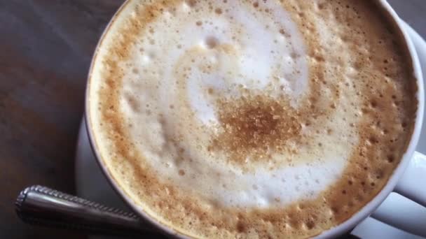 Färsk Välsmakande Aromatisk Cappuchino Kaffe Träbord — Stockvideo