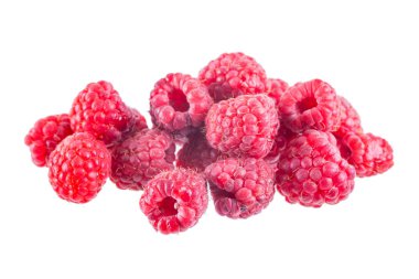 Beyaz arkaplanda izole edilmiş parlak olgun ahududu.