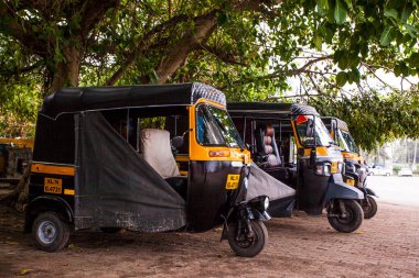 Varkala, Kerala, Hindistan - 20 Ocak 2019: Tuk tuk 'un görüntüsü sıralandı ve Hindistan' ın Kerala kentindeki Varcala plajında işe alınmayı bekliyor.