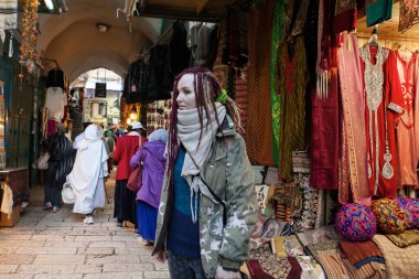 Kudüs, İsrail - 9 Ocak 2016: Kudüs 'ün eski şehir pazarında turistler ve yerel halk hediyelik eşyalardan geleneksel orta esterlere kadar renkli doğu ürünleriyle tanınıyor.