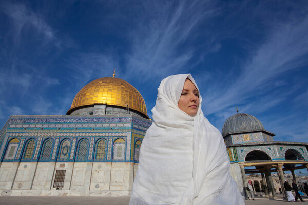 женщина, стоящая возле мечети Купол Скалы возле Иерусалима