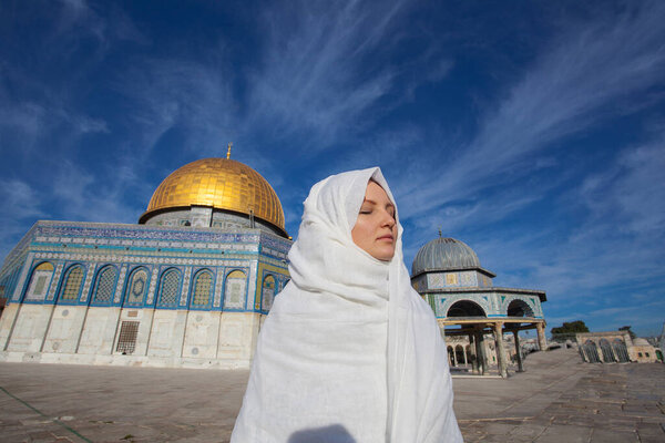 женщина, стоящая возле мечети Купол Скалы возле Иерусалима